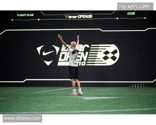 绿茵场上奔跑的背影展现球星拼搏与荣耀瞬间